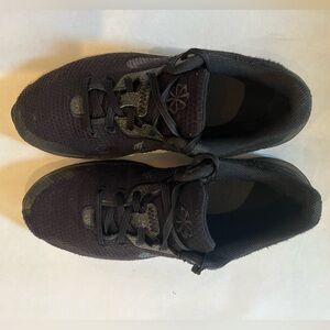 Nike Athletic Shoe. Size 9 Men. Black Color Way. Used.